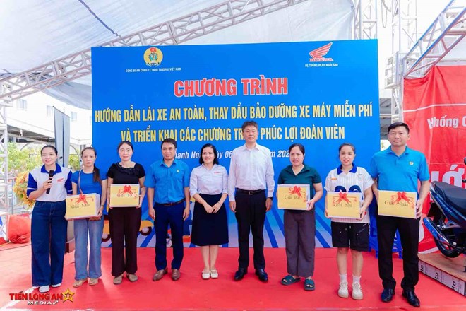 Hơn 300 đoàn viên được hướng dẫn lái xe an toàn, thay dầu miễn phí