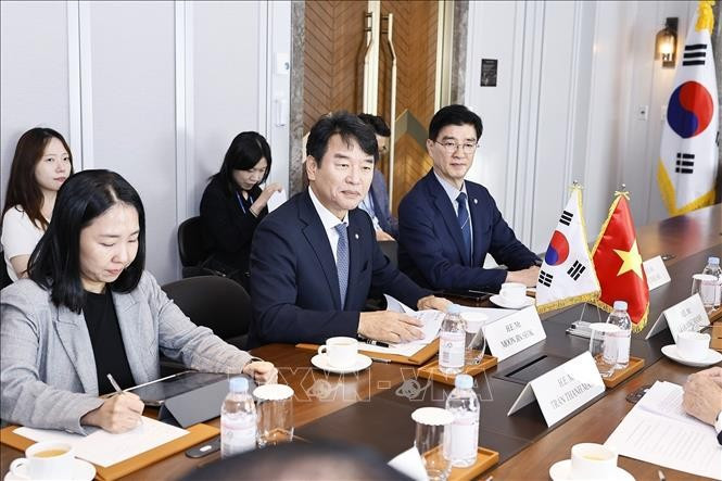 Chủ tịch Nhóm Nghị sĩ Hữu nghị Hàn Quốc - Việt Nam Moon Jin-seok phát biểu. Ảnh: Doãn Tấn/TTXVN Chủ tịch Nhóm Nghị sĩ Hữu nghị Hàn Quốc - Việt Nam Moon Jin-seok phát biểu. Ảnh: Doãn Tấn/TTXVN