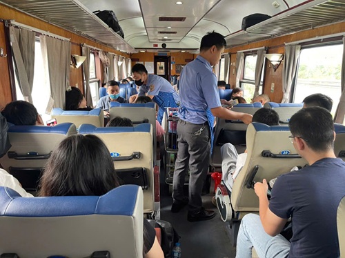 Nhân viên phục vụ trên tàu Bạch Mai Express. Ảnh: VNR cung cấp ngày 8.9.2026.