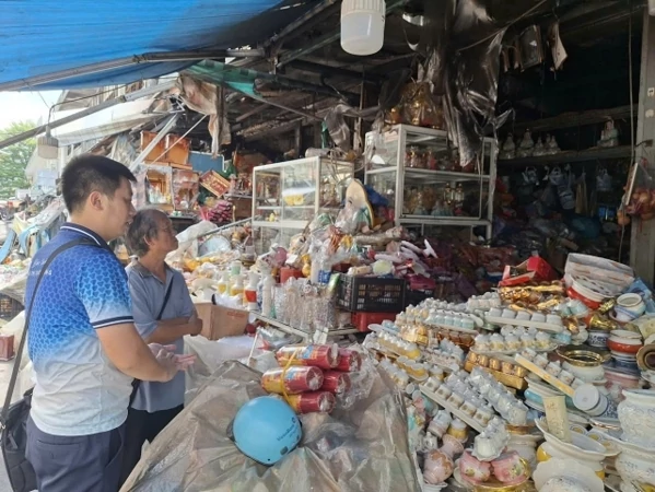 Cán bộ VBI tư vấn và đánh giá rủi ro cùng hộ kinh doanh