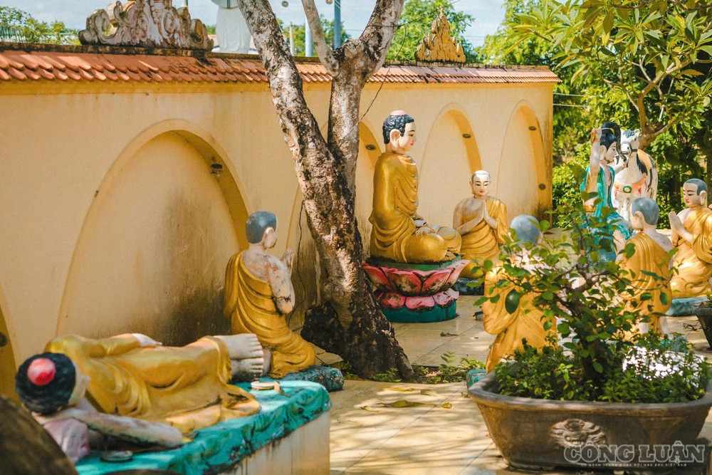 Chùa Giác Linh không chỉ nổi bật nhờ bề dày lịch sử mà còn là một kiệt tác kiến trúc, phản ánh trọn vẹn phong cách nghệ thuật của Phật giáo Nam tông Khmer. Mỗi chi tiết đều mang ý nghĩa sâu sắc, là nhịp cầu kết nối con người với thế giới tâm linh. clo_br_1788932017693-1510208127611199446-1510208127611199446-d88e655a44c6c94b1e4f5b80bc720726.jpg