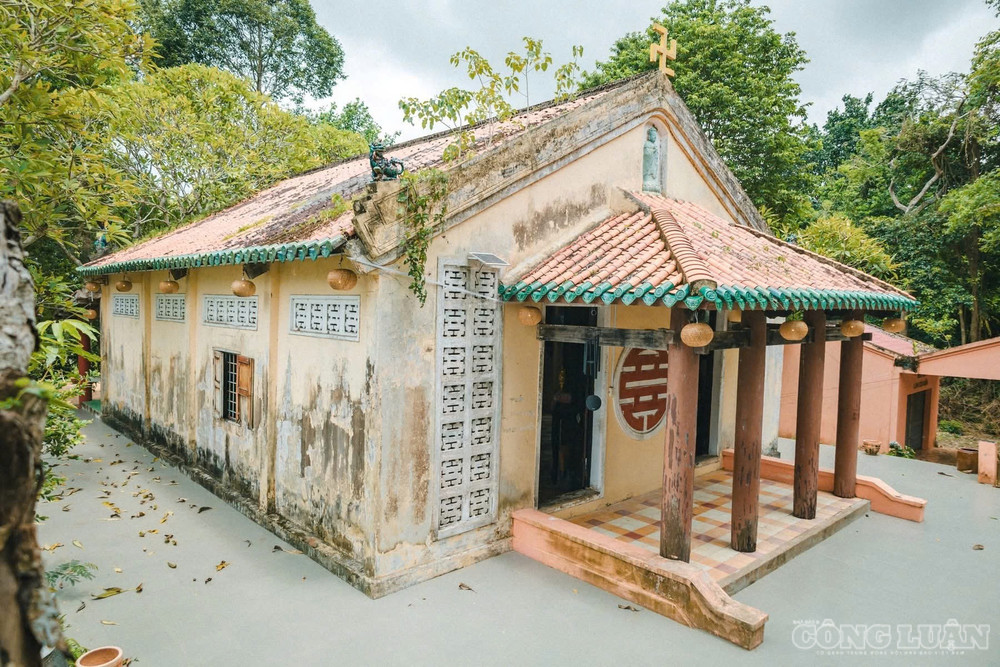Cái tên "Chùa Dơi" này bắt nguồn từ việc khuôn viên rợp bóng cây cổ thụ của chùa từ lâu đã trở thành nơi trú ngụ của hàng ngàn cá thể dơi. clo_br_1788932017700-1510208127611199446-1510208127611199446-845537d280dfe42cd2dcfda6958d896e.jpg