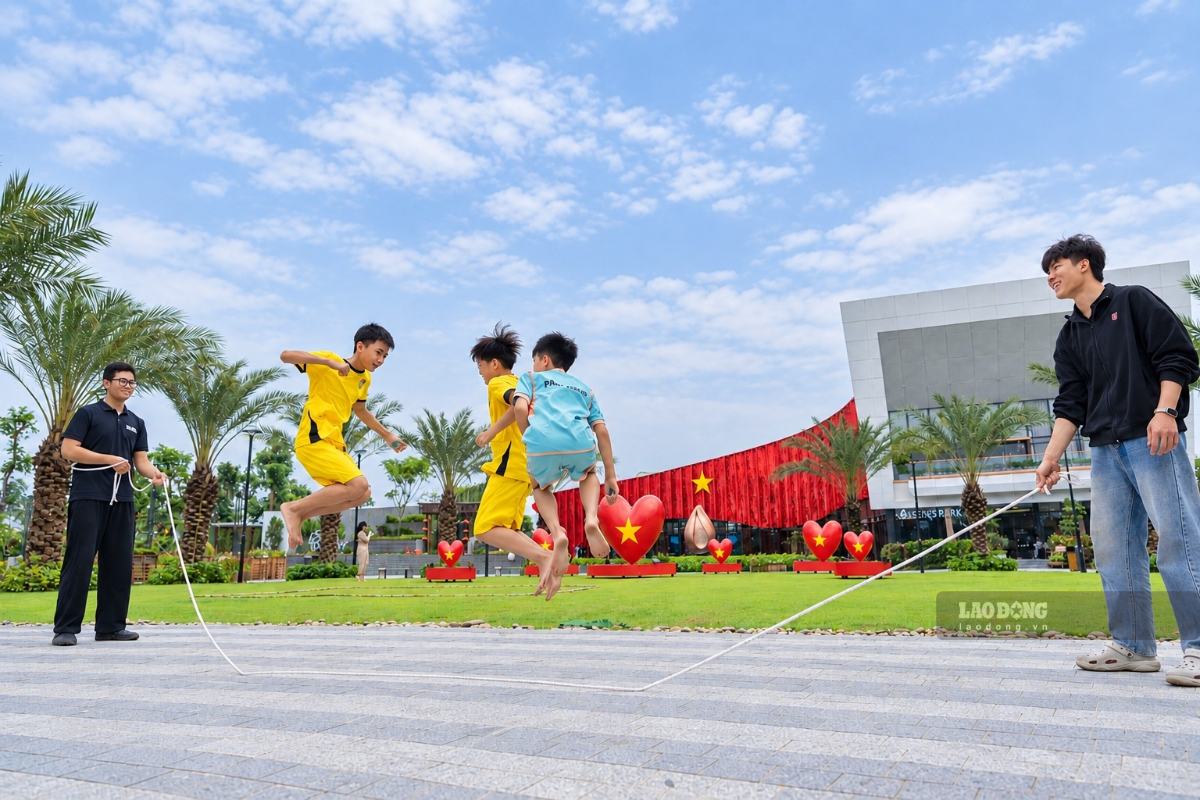 Hạ tầng được đầu tư mạnh mẽ, mở đường cho các dự án đô thị quy hoạch đồng bộ, góp phần nâng cao đời sống văn hóa, tinh thần của cư dân khu vực. Ảnh: Duy Chương