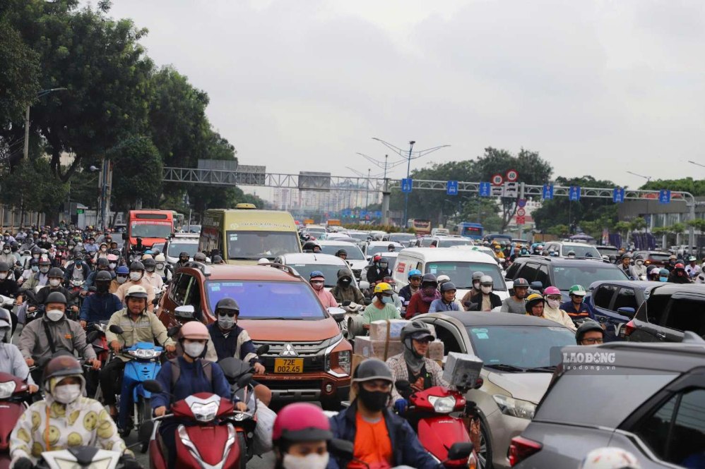 Giao thông ùn tắc trên đường Trường Chinh gần mũi tàu Cộng Hòa (TPHCM) năm 2026.  Ảnh: Minh Quân