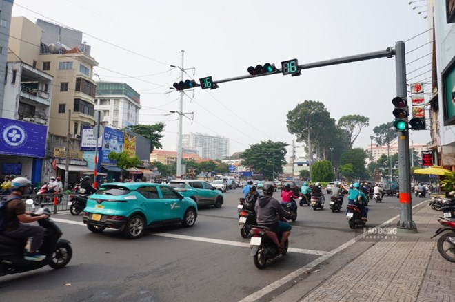 Vòng xoay kẹt xe triền miên ở TPHCM ngày đầu vận hành đèn tín hiệu