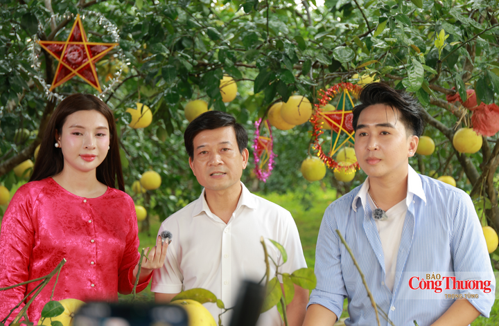 “Thông qua chuỗi hoạt động xúc tiến thương mại dịp này, sở triển khai 4 phiên chợ, đây là phiên live đầu tiên trực tiếp tại hiện trường. Qua những phiên live, những phiên chợ như thế này, chúng tôi rất mong muốn quảng bá hình ảnh của Hà Tĩnh nói chung cũng như đặc sản, sản phẩm của địa phương Hà Tĩnh lên môi trường số. Để bạn bè trên toàn quốc biết đến, tin yêu và có sự ủng hộ đối với Hà Tĩnh nói chung cũng như các sản phẩm của Hà Tĩnh nói riêng”, Phó Giám đốc Sở Công Thương Hà Tĩnh nhấn mạnh.