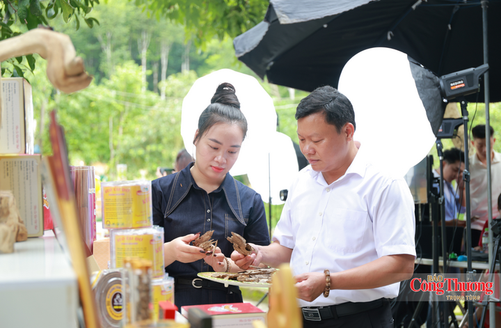Đại diện các hộ kinh doanh, hợp tác xã và chủ cơ sở sản xuất đã trực tiếp bước vào ống kính máy quay, giới thiệu sản phẩm để minh họa trực quan nguồn gốc và chất lượng hàng hóa.
