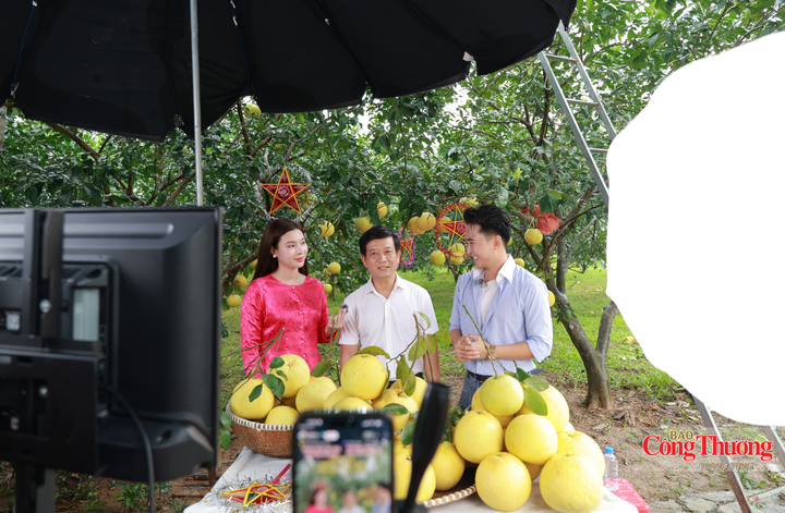 Ông Lê Xuân Từ, Phó Giám đốc Sở Công Thương Hà Tĩnh trực tiếp livestream, bán hàng cho bà con Hà Tĩnh.