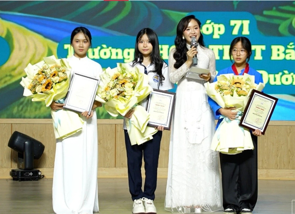 Ban tổ chức vinh danh 3 Đại sứ Văn hóa đọc tỉnh Lào Cai năm 2026 ở 3 cấp học. Ảnh: Tuấn Nam 1lc11.jpg