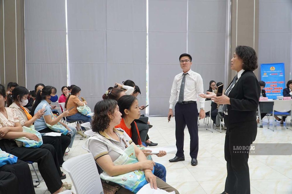 Công nhân, người lao động TPHCM lắng nghe luật sư tư vấn, giải đáp các vấn đề pháp lý hồi 21.6 vừa qua. Ảnh: Như Quỳnh
