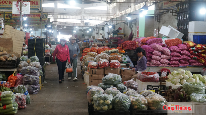 Tiểu thương đầu mối tại chợ đầu mối Hòa Cường cũng đã chủ động có các phương án để huy động nguồn hàng hóa ở nhiều tỉnh thành trong trường hợp địa phương lấy hàng bị mưa lũ