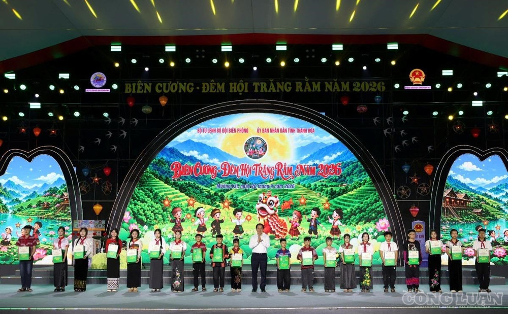 Phó Thủ tướng Chính phủ Lê Tiến Châu trao quà, học bổng tặng các em học sinh thuộc Chương trình “Nâng bước em tới trường - Con nuôi đồn Biên phòng”. clo_br_25.jpg
