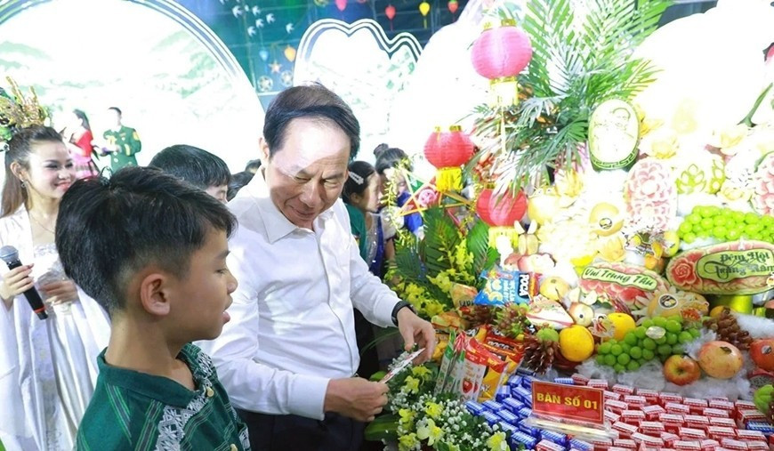Phó thủ tướng Chính phủ Lê Tiến Châu động viên, tặng quà các cháu thiếu nhi tại chương trình. 26.jpg