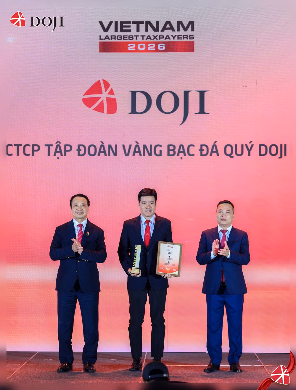 Phó Tổng Giám đốc Trần Trọng Hùng đại diện Tập đoàn DOJI nhận vinh danh. event.png