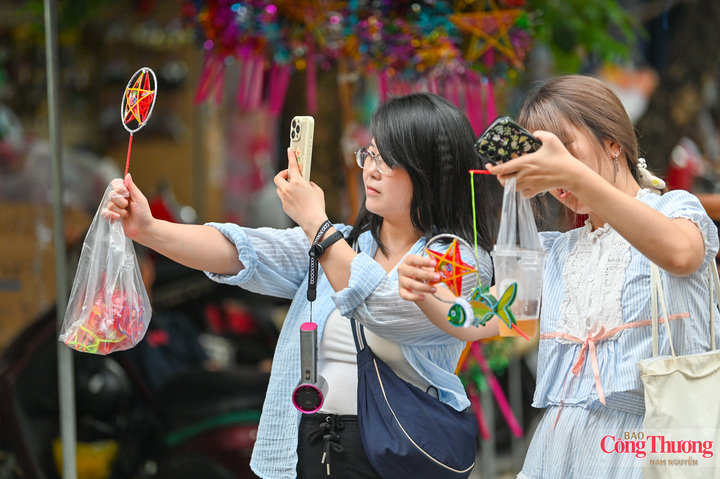 Giữa dòng người tấp nập, những chiếc đèn ông sao vẫn sáng lên, từng chiếc đầu lân vẫn được nâng niu lựa chọn. Trung thu có thể đổi thay theo thời gian, nhưng trên phố Hàng Mã, những món đồ chơi truyền thống vẫn đang giữ một vị trí riêng trong lòng người dân và tiếp tục tạo nên sức sống cho mùa trăng giữa phố cổ.