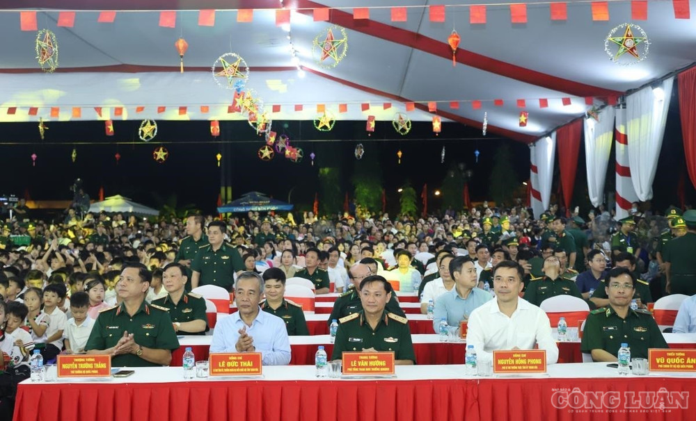 Các đại biểu dự chương trình. clo_br_23.jpg