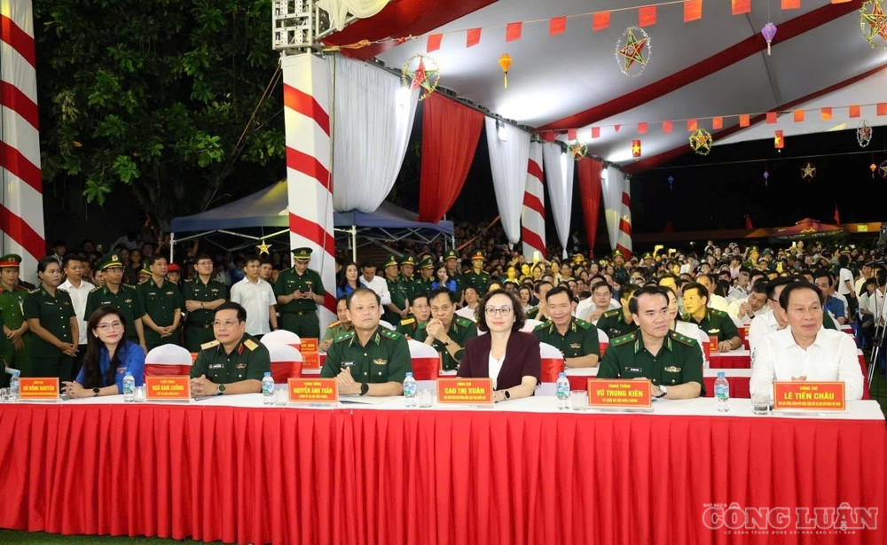 Các đại biểu dự chương trình. clo_br_22.jpg