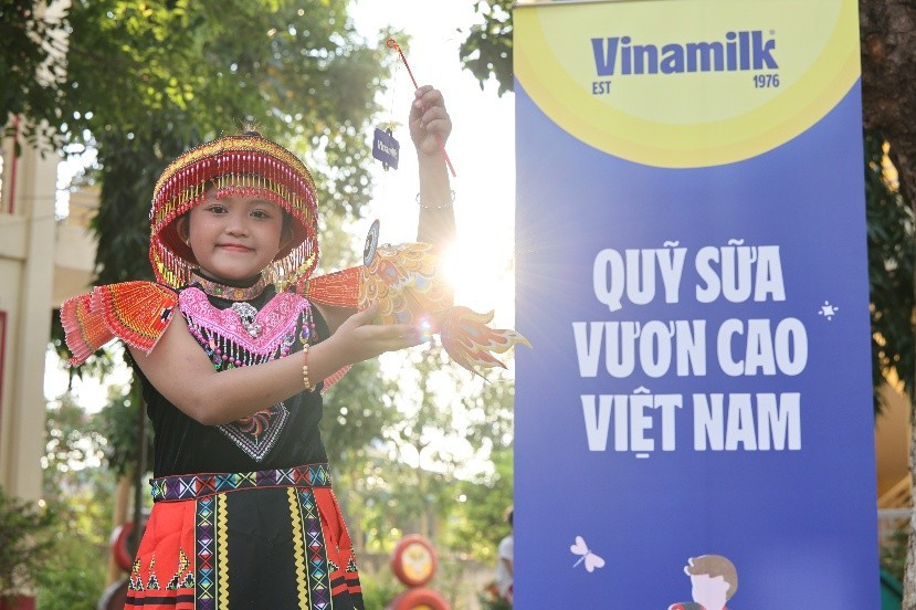 Khoảnh khắc em nhỏ cầm lồng đèn tham gia ngày hội Trung thu tại Ea Rốk (Ảnh: Nguyễn Hoàng).