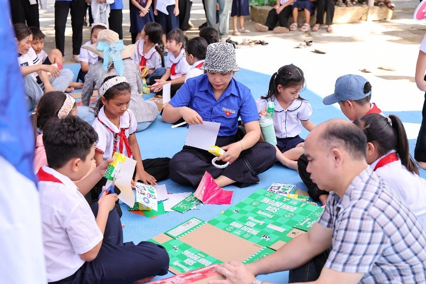Các em nhỏ hào hứng tham gia trò chơi cùng nhân viên Vinamilk trong ngày hội trăng rằm (Ảnh: Nguyễn Hoàng). Các em nhỏ cùng thầy cô tham gia thiết kế đồ chơi và chuẩn bị mâm cỗ Trung thu tại ngày hội (Ảnh: Nguyễn Hoàng).