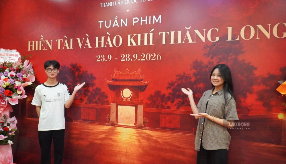 Bạn Nguyễn Đỗ Thảo Nhi (18 tuổi, Hà Nội) cùng người bạn tại Tuần phim “Hiền tài và hào khí Thăng Long”. Ảnh: Minh Vũ