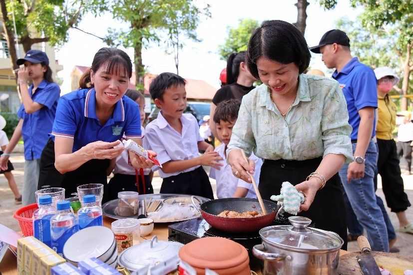 Các em nhỏ hào hứng tham gia trò chơi cùng nhân viên Vinamilk trong ngày hội trăng rằm (Ảnh: Nguyễn Hoàng). Các em nhỏ cùng thầy cô tham gia thiết kế đồ chơi và chuẩn bị mâm cỗ Trung thu tại ngày hội (Ảnh: Nguyễn Hoàng).