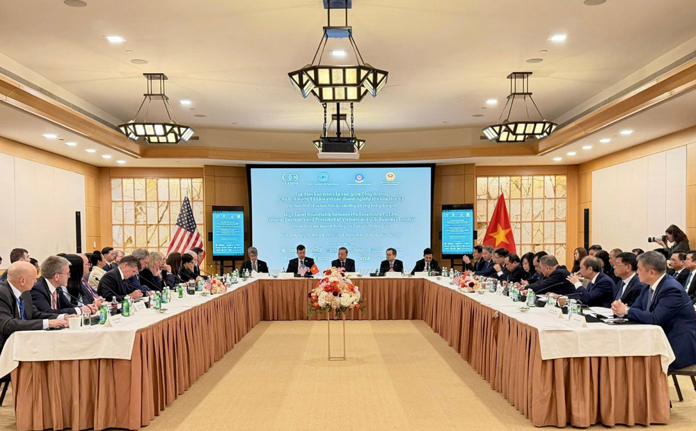3-ong-le-truong-giang-thanh-vien-hdqt-vietnam-airlines-thu-nhat-tu-phai-qua-du-toa-dam-ban-tron-cap-cao-voi-cac-doanh-nghiep-lon-cua-hoa-ky.jpg