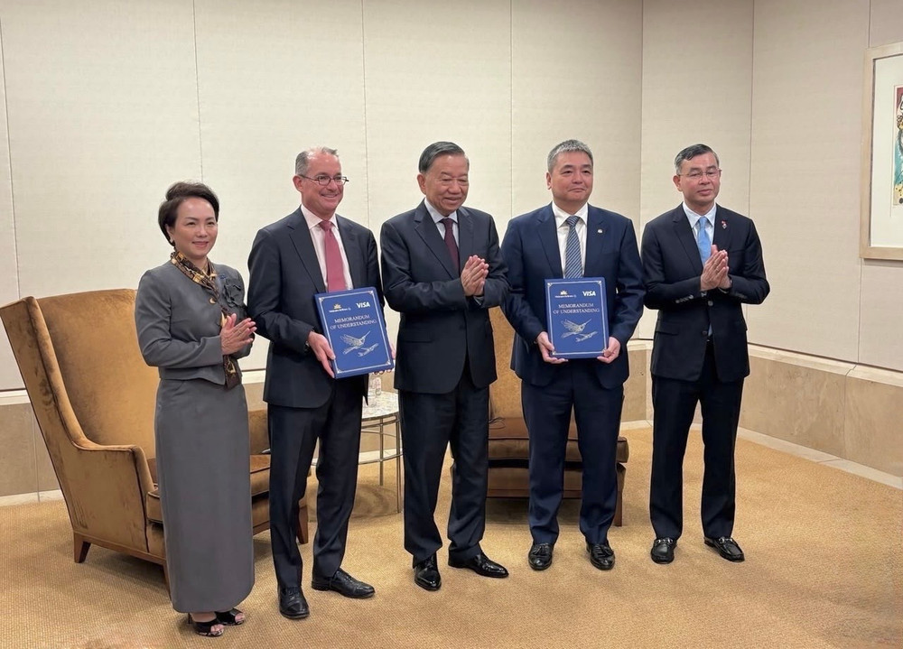 1-ong-le-truong-giang-thanh-vien-hdqt-vna-va-ong-robert-b-thomson-pho-chu-tich-cap-cao-gd-quan-he-chinh-phu-toan-cau-visa-trao-mou-tai-buoi-tiep-rieng-voi-tbt-ctn-to-lam.jpg