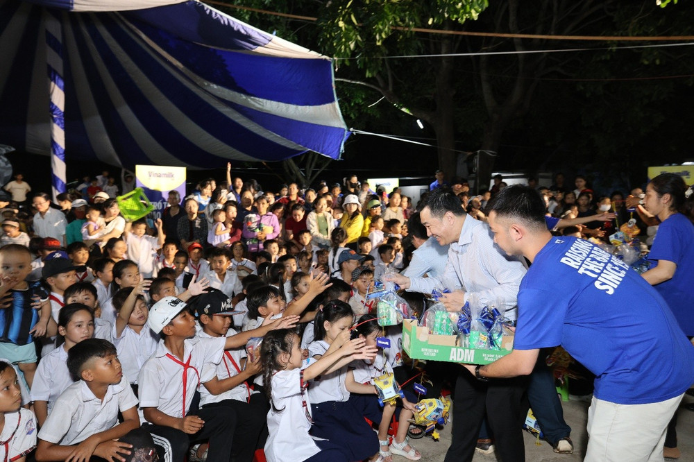 Ông Đỗ Thanh Tuấn - Giám đốc Đối ngoại Vinamilk - tham gia và trao quà cho các em học sinh trong ngày hội Trung thu tại Ea Rốk (Ảnh: Nguyễn Hoàng).