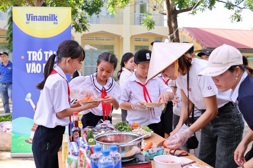 Các em nhỏ hào hứng tham gia trò chơi cùng nhân viên Vinamilk trong ngày hội trăng rằm (Ảnh: Nguyễn Hoàng). Các em nhỏ cùng thầy cô tham gia thiết kế đồ chơi và chuẩn bị mâm cỗ Trung thu tại ngày hội (Ảnh: Nguyễn Hoàng).