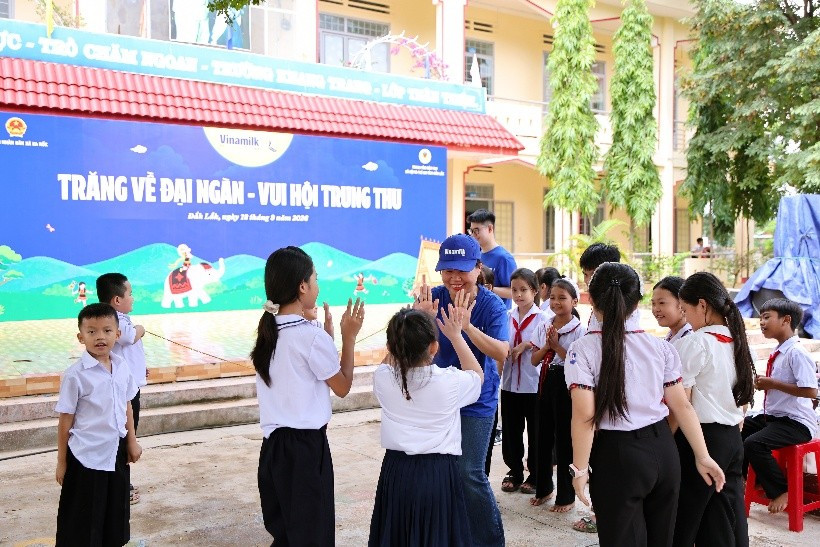Các em nhỏ hào hứng tham gia trò chơi cùng nhân viên Vinamilk trong ngày hội trăng rằm (Ảnh: Nguyễn Hoàng). Các em nhỏ cùng thầy cô tham gia thiết kế đồ chơi và chuẩn bị mâm cỗ Trung thu tại ngày hội (Ảnh: Nguyễn Hoàng).