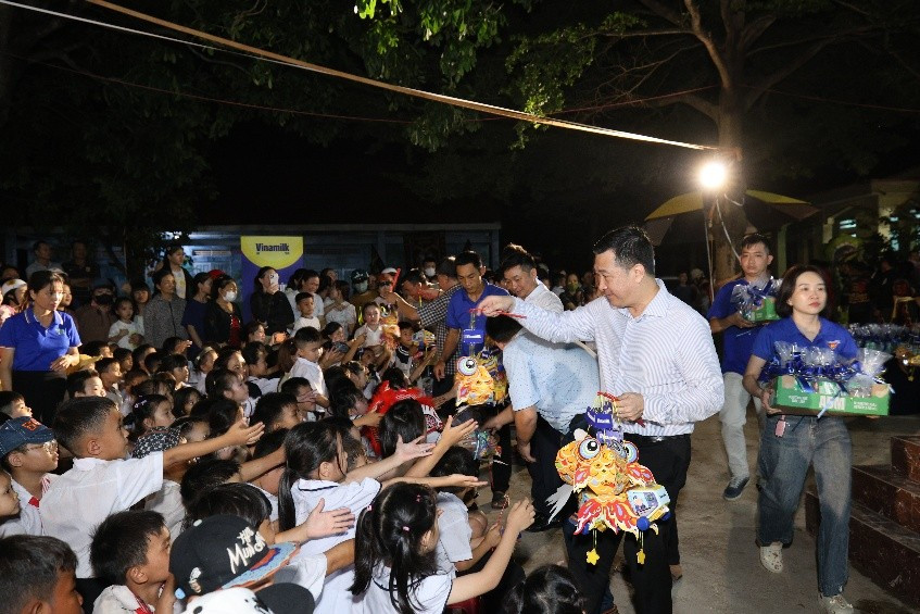 Ông Đỗ Thanh Tuấn - Giám đốc Đối ngoại Vinamilk - tham gia và trao quà cho các em học sinh trong ngày hội Trung thu tại Ea Rốk (Ảnh: Nguyễn Hoàng).
