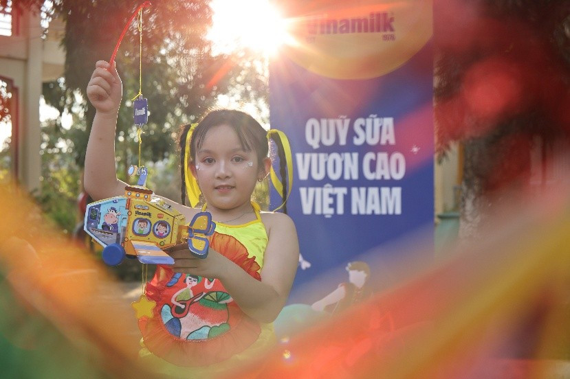 Khoảnh khắc em nhỏ cầm lồng đèn tham gia ngày hội Trung thu tại Ea Rốk (Ảnh: Nguyễn Hoàng).