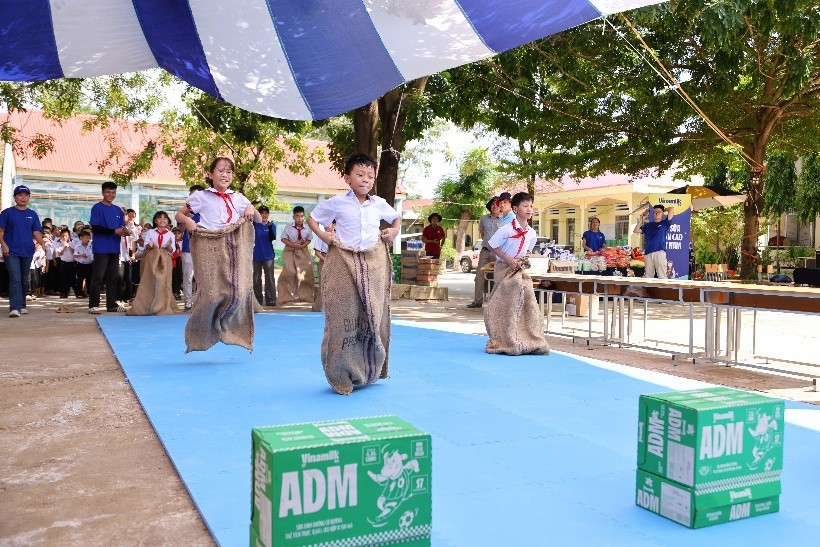 Các em nhỏ hào hứng tham gia trò chơi cùng nhân viên Vinamilk trong ngày hội trăng rằm (Ảnh: Nguyễn Hoàng). Các em nhỏ cùng thầy cô tham gia thiết kế đồ chơi và chuẩn bị mâm cỗ Trung thu tại ngày hội (Ảnh: Nguyễn Hoàng).