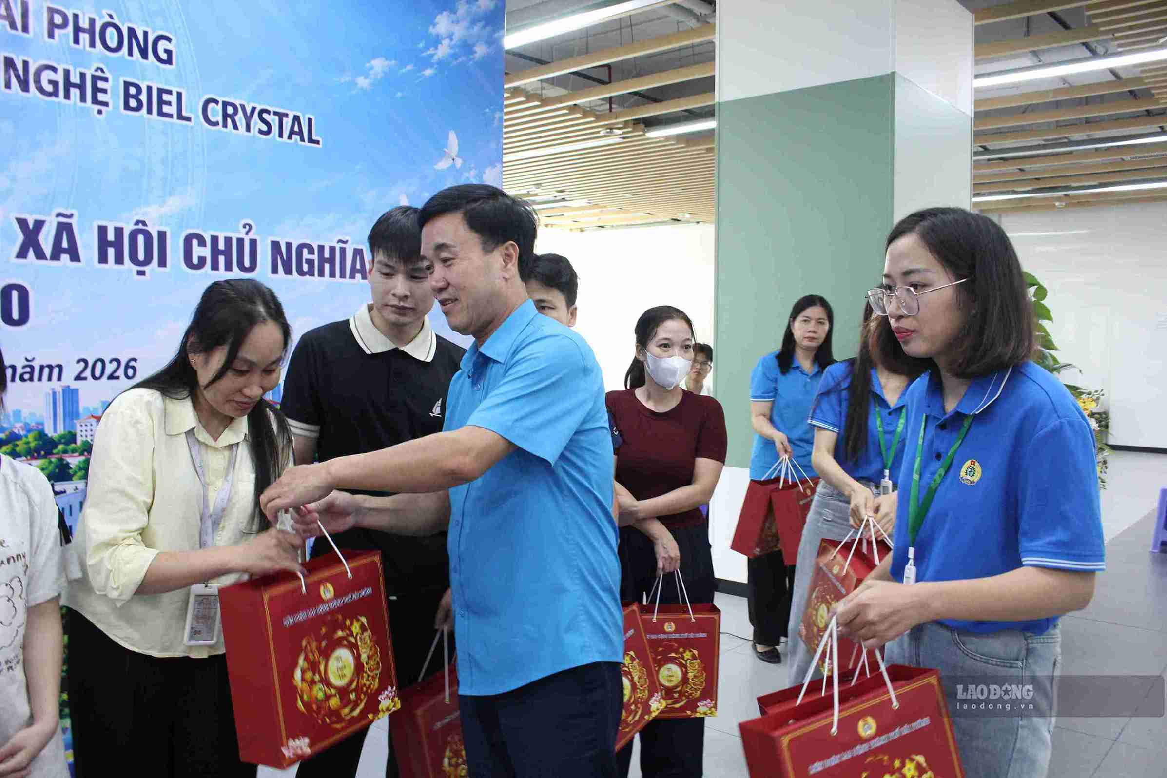 Công nhân Công ty TNHH Sản xuất Công nghệ Biel Crystal nhận quà Trung thu từ tổ chức Công đoàn. Ảnh: Mai Hương