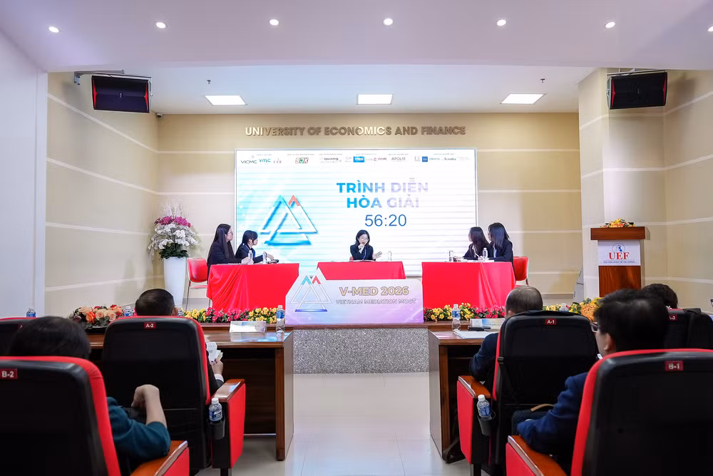 Các bạn sinh viên thực hành phiên hòa giải giả định. uef09881.png