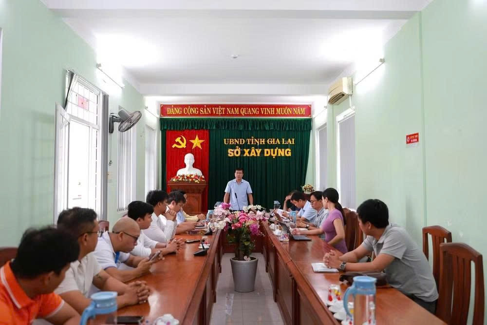 Sở Xây dựng tỉnh Gia Lai họp xử lý vi phạm, chấn chỉnh hoạt động vận tải hành khách bằng taxi và xe hợp đồng trên địa bàn. Ảnh: M.N. 1790566957775-2146614995054802874-2066533862970347997-3d8af6f3a0dda5d1f18024bb8075c638.jpg