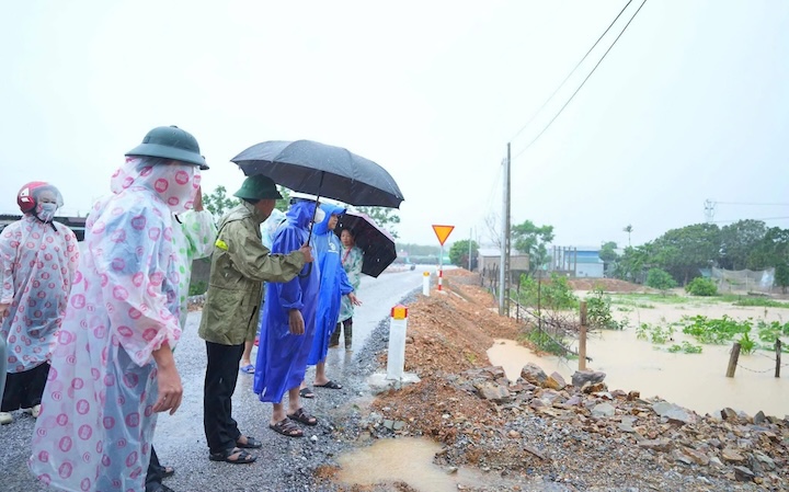 Lãnh đạo UBND xã Hiếu Giang kiểm tra tình trạng ngập úng ở các hộ dân (ảnh chụp giữa tháng 9.2025). Ảnh: UBND xã Hiếu Giang