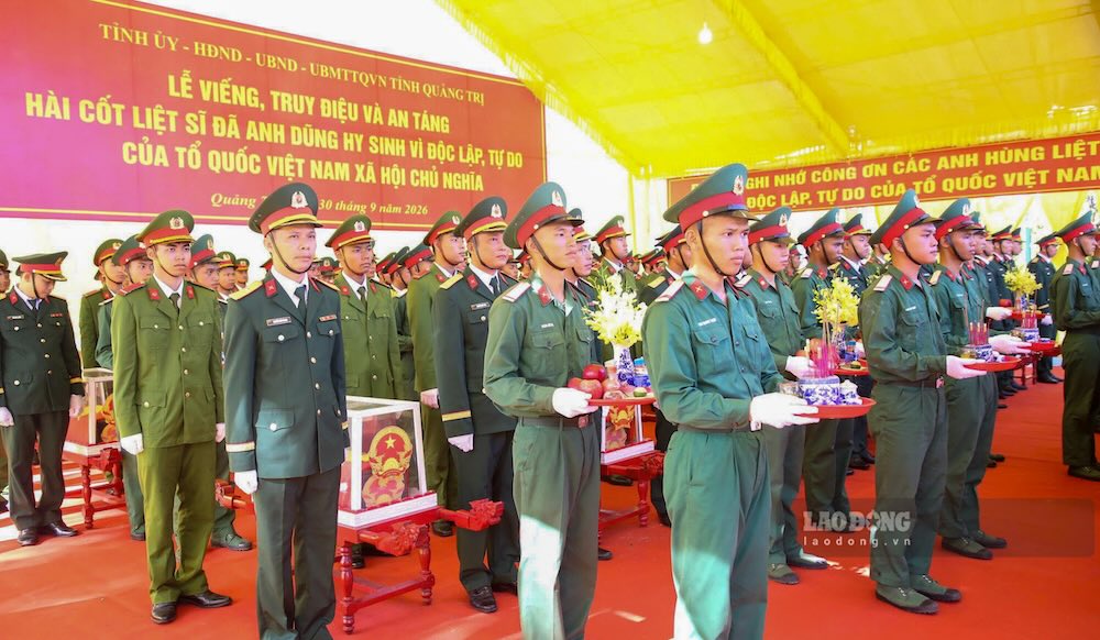 Lực lượng vũ trang chuẩn bị di dời các hài cốt liệt sĩ đến nơi an táng. Ảnh: Hưng Thơ