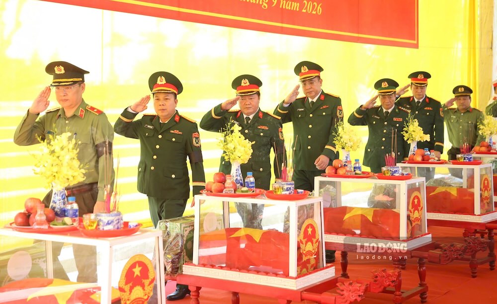 Các đại biểu thực hiện nghi thức dâng hương, tưởng nhớ các anh hùng liệt sĩ. Ảnh: Hưng Thơ