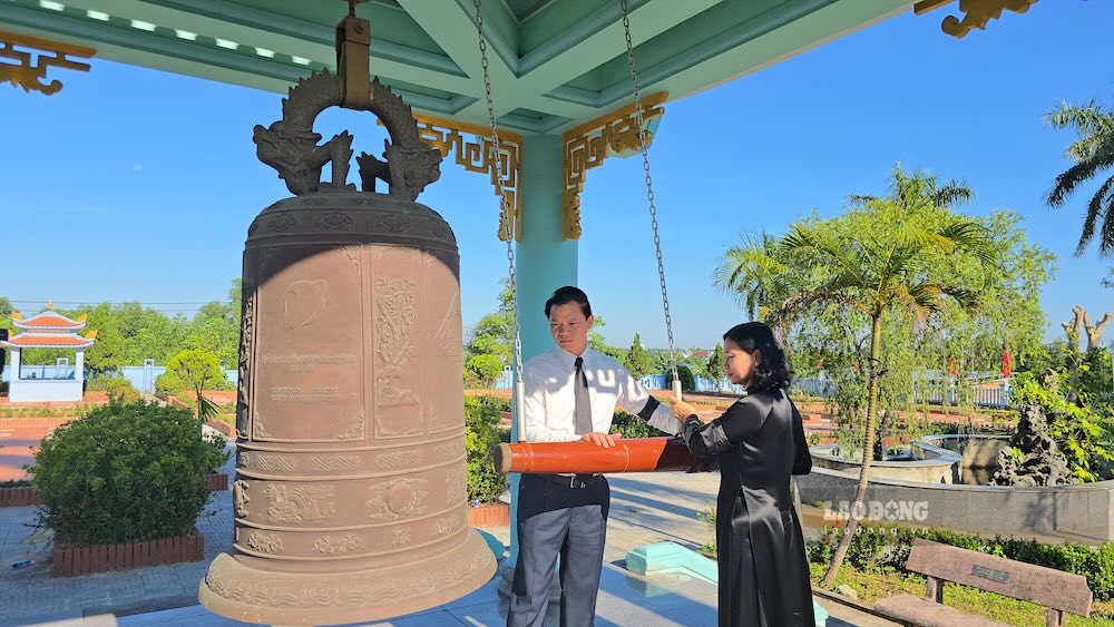 Đồng chí Nguyễn Thị Tuyến, Ủy viên Ban Chấp hành Trung ương Đảng, Phó Bí thư Đảng ủy Chính phủ và đồng chí Vương Quốc Tuấn, Ủy viên Ban chấp hành Trung ương Đảng, Bí thư Tỉnh ủy thỉnh chuông trước khi làm lễ truy điệu, an táng 30 hài cốt liệt sĩ. Ảnh: Hưng Thơ