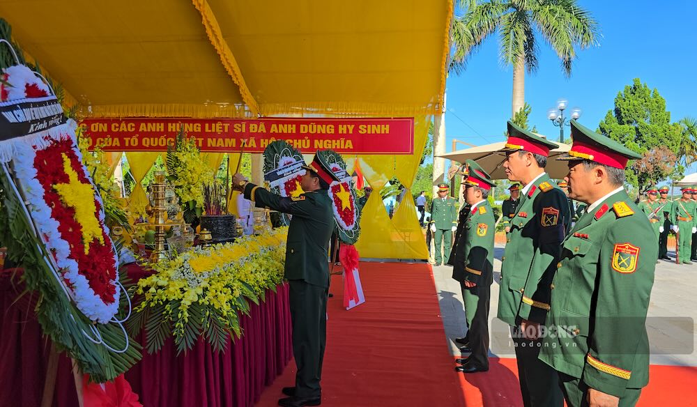 Dâng hoa, dâng hương lên các anh hùng liệt sĩ. Ảnh: Hưng Thơ