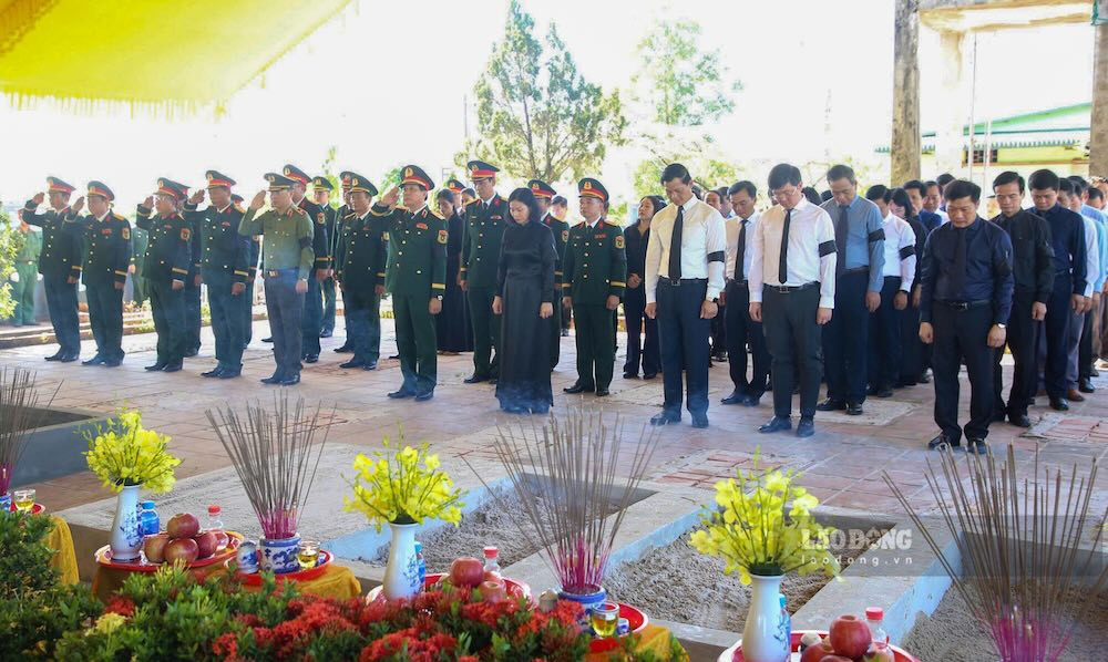Các đại biểu dành phút mặc niệm tưởng nhớ 30 anh hùng liệt sĩ tại Nghĩa trang liệt sĩ Quảng Trị. Ảnh: Hưng Thơ