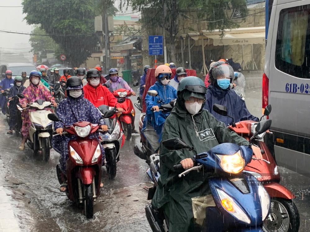 Dòng xe di chuyển chậm trên đường Ung Văn Khiêm, Nguyễn Gia Trí và Tầm Vu trong thời điểm mưa lớn sáng 30.9. Ảnh: Thái Bảo