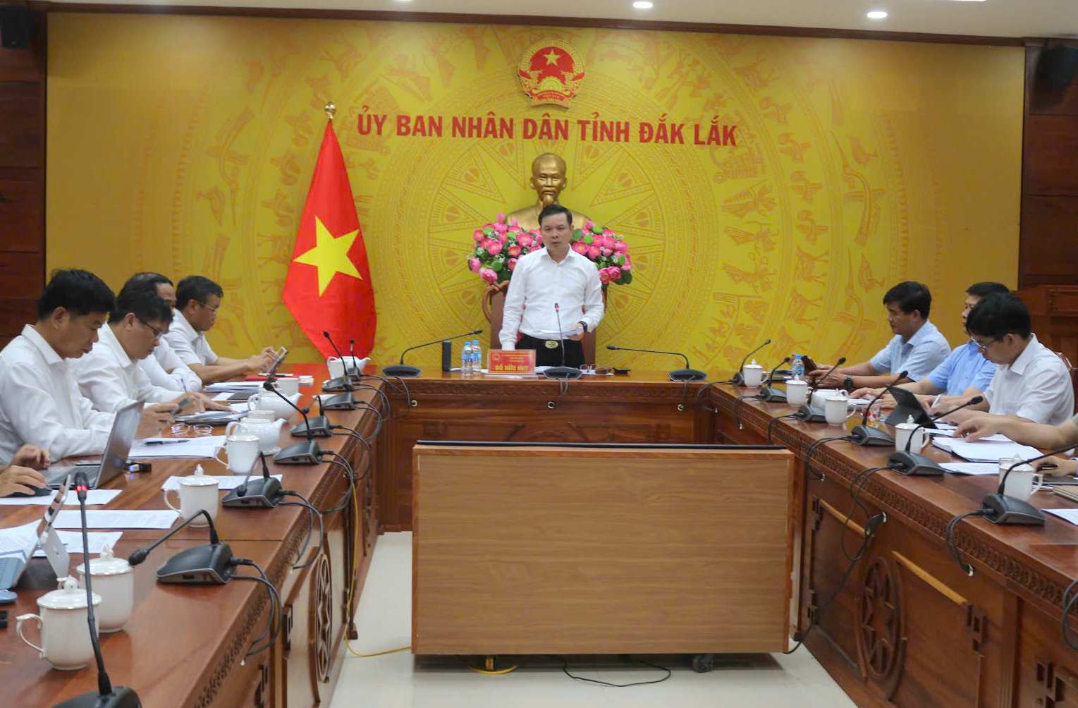 Ủy viên Dự khuyết Trung ương Đảng - Chủ tịch UBND tỉnh Đắk Lắk Đỗ Hữu Huy ghi nhận, biểu dương nỗ lực chung của tỉnh, đặc biệt các đơn vị, chủ đầu tư đã giải ngân vượt kế hoạch đăng ký. Ảnh: Huỳnh Thống