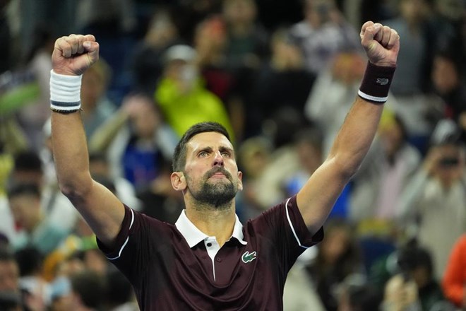 Djokovic bị ném mũ trúng mặt