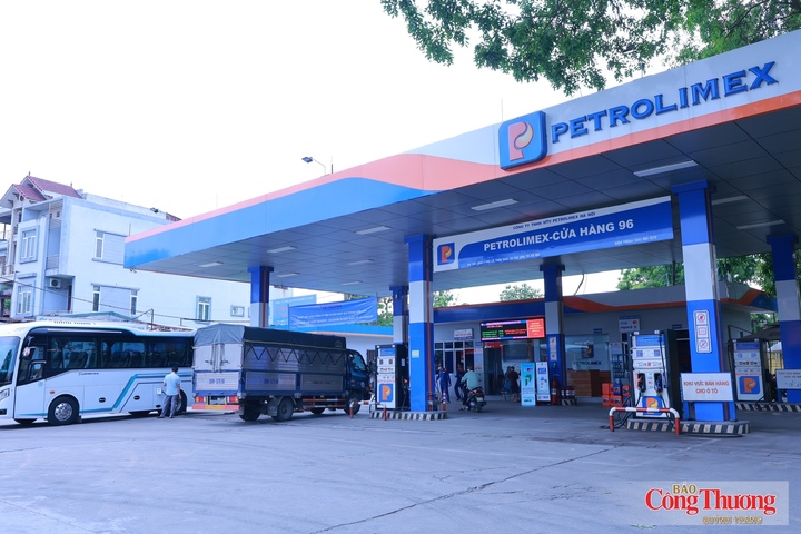 Giá xăng trong nước tăng nhẹ từ 15h ngày 1/10, trong khi giá dầu diesel giảm 780 đồng/lít.