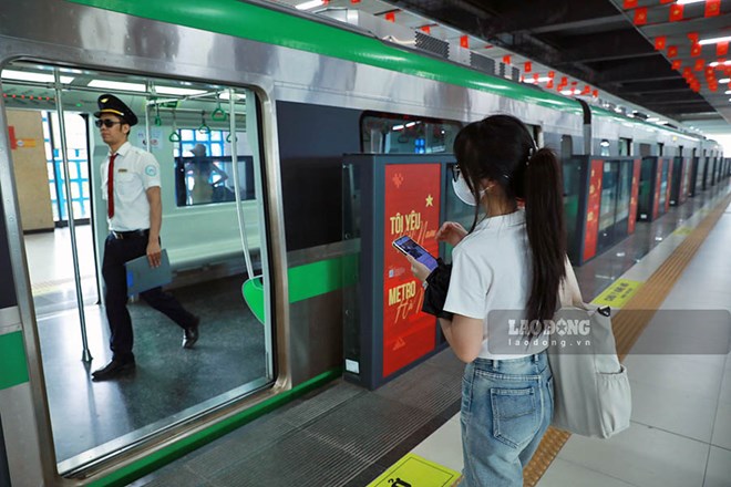 Từ nay, chỉ cần một thẻ vé duy nhất để đi cả xe buýt và metro ở Hà Nội