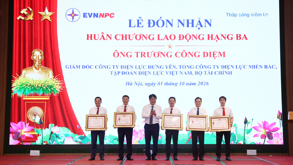 ong-nguyen-anh-tuan-pho-bi-thu-dang-uy-thanh-vien-hdtv-tgd-evn-thua-uy-quyen-cua-chu-tich-nuoc-trao-huan-chuong-lao-dong-cho-cac-tap-the-va-ca-nhan-thuoc-evnnpc.jpg