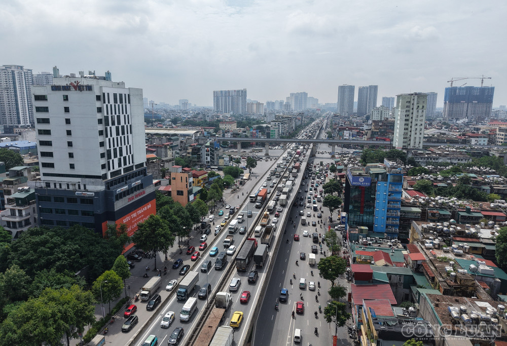 Lưu lượng lớn phương tiện di chuyển trên đường Vành đai 3 trên cao. clo_br_dji-20260829100603-0459-d.jpg
