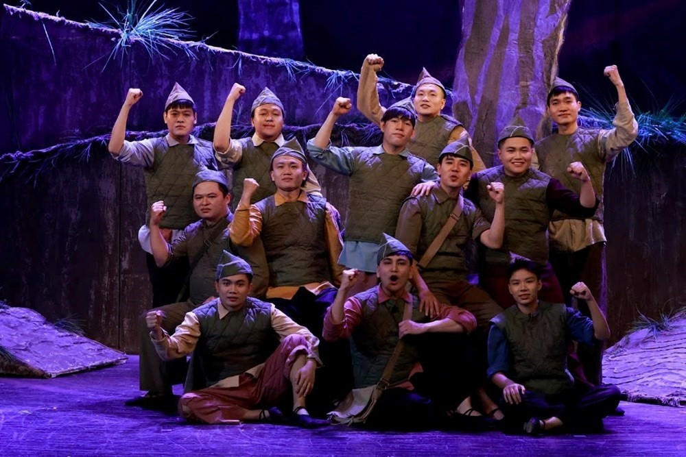 Nhạc kịch “Tuổi thơ dữ dội” chuyển thể từ tiểu thuyết cùng tên của nhà văn Phùng Quán. Ảnh: Nhà hát Tuổi trẻ Việt Nam 1tt3.jpg